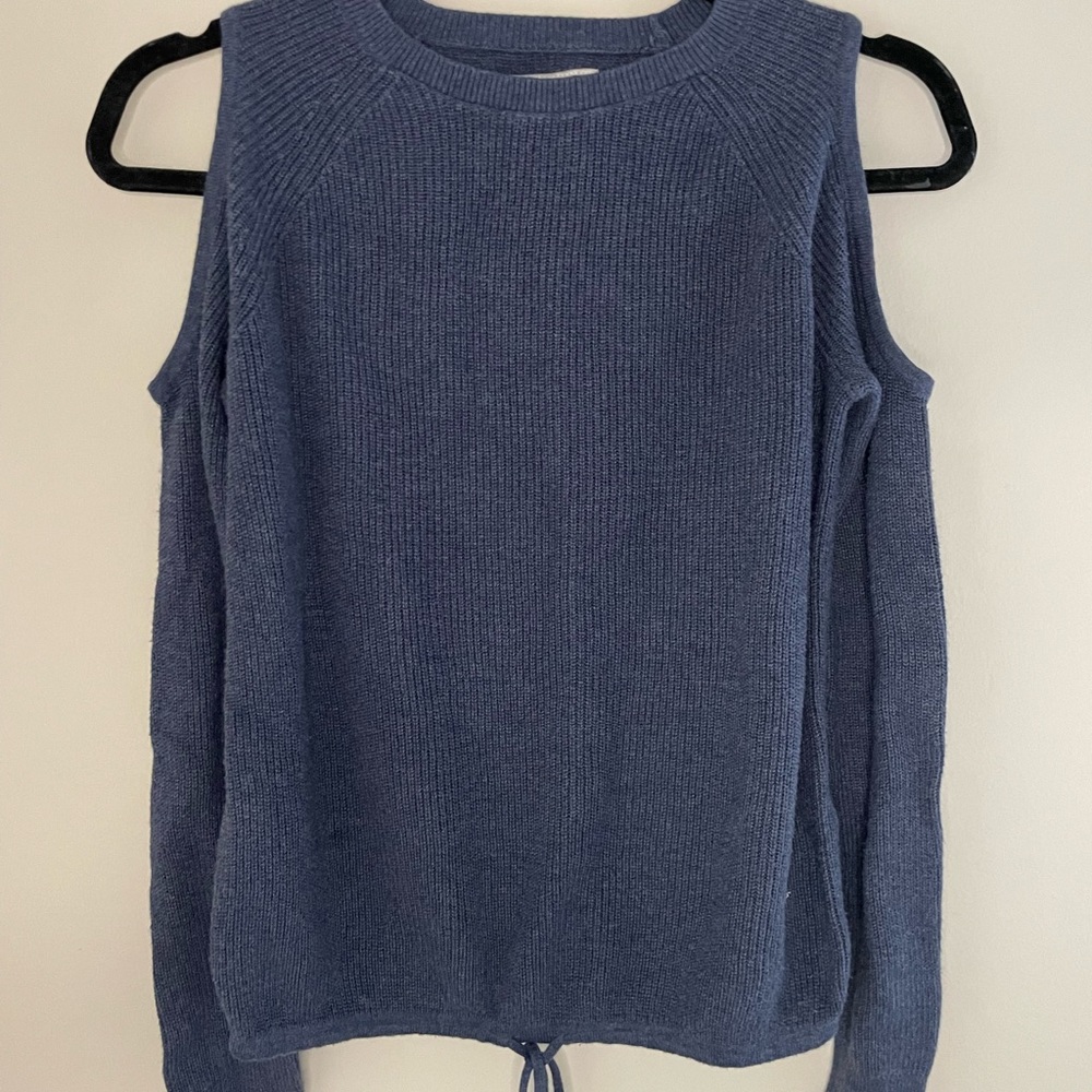 Abercrombie & Fitch woman’s XS shoulder cutout sweater